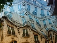 "Geisterhaus in Paris" Fotodruck auf Bauplane bei Haussanierung  "Geisterhaus in Paris" Fotodruck auf Bauplane bei Haussanierung